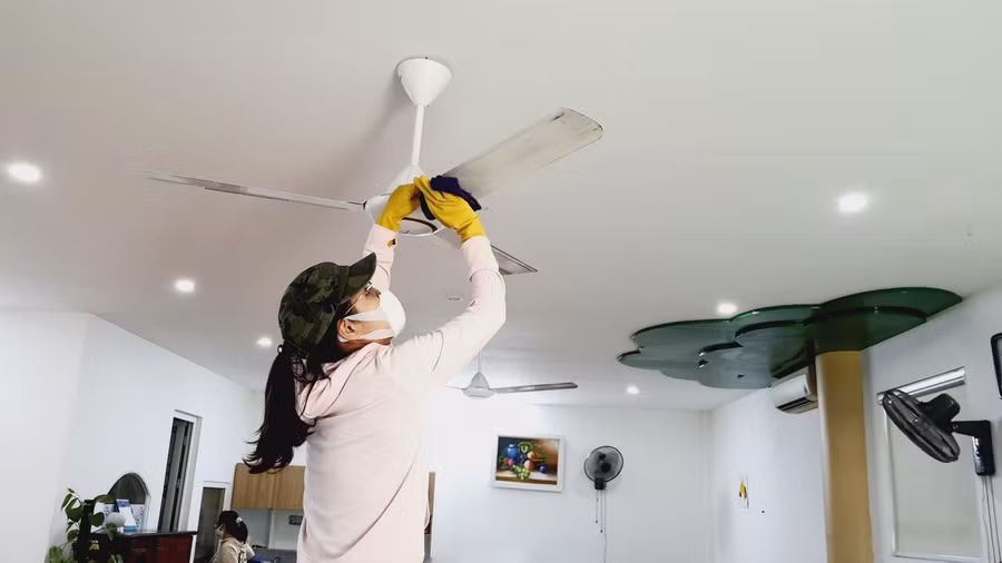 Giáo viên cơ sở mầm non Diamond Montessori (TP Vinh, Nghệ An) dọn dẹp vệ sinh trước khi đón trẻ trở lại trường