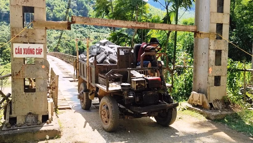 Cầu treo Chiềng, xã Phú Sơn, (Quan Hóa, Thanh Hóa) đang xuống cấp nghiêm trọng Ảnh: Thế Lượng.
