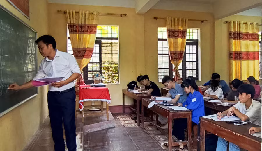 Thầy, trò Trường Trung cấp nghề Thạch Thành (Thanh Hóa) ôn thi tốt nghiệp THPT năm 2023. Ảnh: TL.