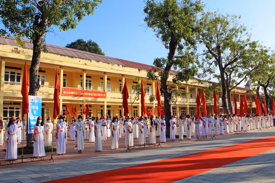 Ngay từ sáng sớm, học sinh của trường đã tề tựu về đây trong tà áo dài trắng duyên dáng. Các em xếp thành hàng long trọng đón các đại biểu về dự lễ kỷ niệm của trường.