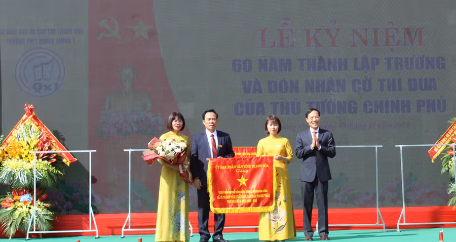 Ông Đầu Thanh Tùng, đại diện UBND tỉnh Thanh Hóa tặng Cờ thi đua cho Trường THPT Quảng Xương 1, vì đã có thành tích xuất sắc dẫn đầu phong trào thi đua năm học 2020 – 2021.