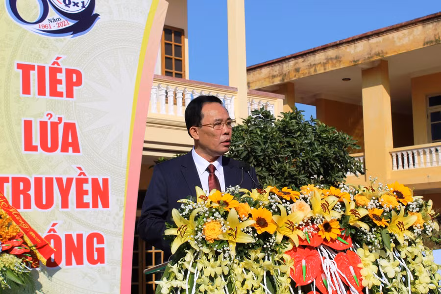 Đại diện nhà trường, Hiệu trưởng Lê Văn Dỵ phát biểu tại lễ kỷ niệm.