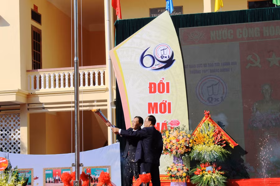 Phó chủ tịch UBND tỉnh cùng đại diện nhà trường châm đuốc tại chào mừng lễ kỷ niệm 60 năm thành lập Trường THPT Quảng Xương 1.