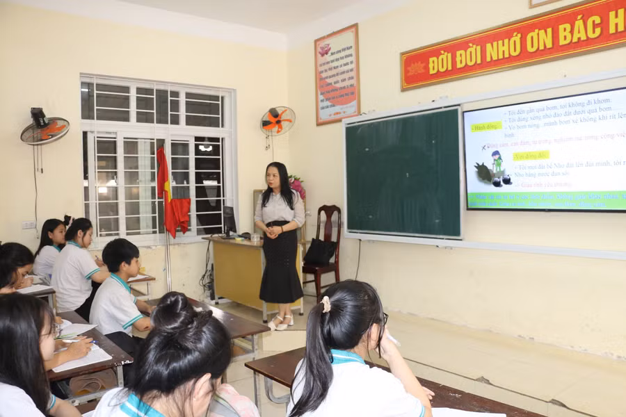 Giờ dạy học của cô Kim Hương – giáo viên Trường THCS Nghi Ân (TP Vinh, Nghệ An). Ảnh: Hồ Lài Giờ dạy học của cô Kim Hương – giáo viên Trường THCS Nghi Ân (TP Vinh, Nghệ An). Ảnh: Hồ Lài