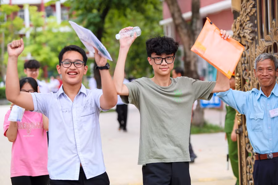 Thí sinh Nghệ An phấn khởi sau khi hoàn thành bài thi môn Ngữ văn vào lớp 10. Ảnh: Hồ Lài Thí sinh Nghệ An phấn khởi sau khi hoàn thành bài thi môn Ngữ văn vào lớp 10. Ảnh: Hồ Lài