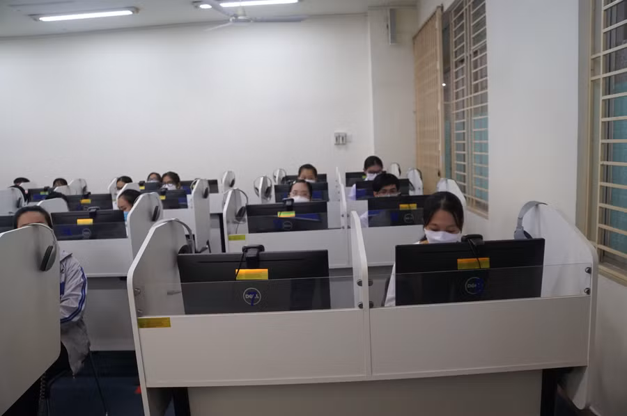 Kỳ thi đánh giá năng lực chuyên biệt của Trường Đại học Sư phạm TPHCM được tổ chức trên máy tính. Ảnh: Mạnh Tùng