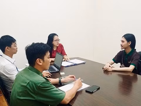 TikToker Hứa Quốc Anh (phải) làm việc với cơ quan chức năng. Ảnh: TTTT.