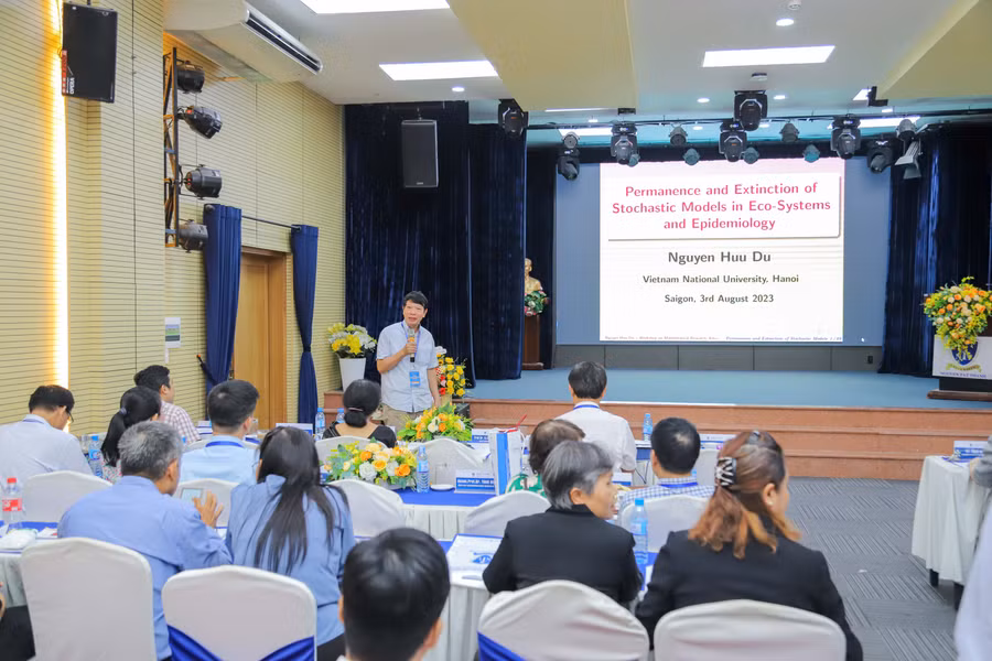 GS.TS Nguyễn Hữu Dư trình bày tham luận. Ảnh: NTTU