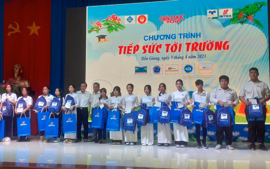 Đại diện Trường Đại học Trà Vinh và lãnh đạo Phòng GD&ĐT huyện Tân Phú Đông trao quà và học bổng cho học sinh. Ảnh: Quốc Ngữ Đại diện Trường Đại học Trà Vinh và lãnh đạo Phòng GD&ĐT huyện Tân Phú Đông trao quà và học bổng cho học sinh. Ảnh: Quốc Ngữ