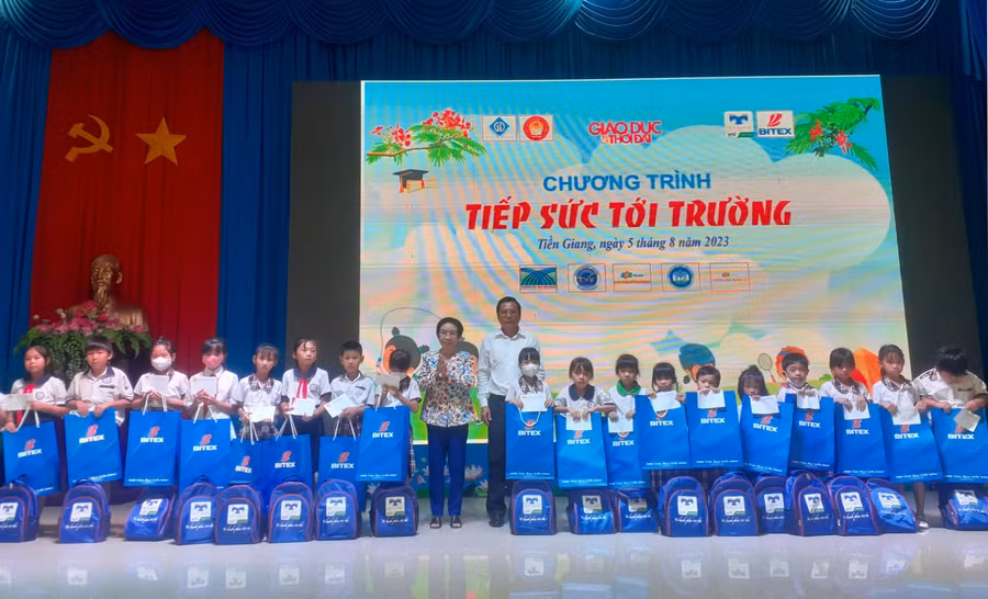 PGS.TS Trương Thị Hiền, Phó Chủ tịch Trung ương Hội Khuyến học Việt Nam và ông Nguyễn Phương Toàn, Phó Giám đốc Sở GD&ĐT Tiền Giang trao học bổng. Ảnh: Quốc Ngữ PGS.TS Trương Thị Hiền, Phó Chủ tịch Trung ương Hội Khuyến học Việt Nam và ông Nguyễn Phương Toàn, Phó Giám đốc Sở GD&ĐT Tiền Giang trao học bổng. Ảnh: Quốc Ngữ