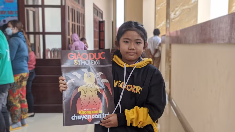 Nguyễn Thị Tuyết Sương nhận ấn phẩm đặc biệt của Báo Giáo dục và Thời đại. Ảnh: Hiếu Hiền Nguyễn Thị Tuyết Sương nhận ấn phẩm đặc biệt của Báo Giáo dục và Thời đại. Ảnh: Hiếu Hiền