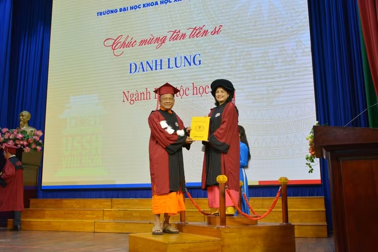 PGS.TS Ngô Thị Phương Lan, Hiệu trưởng Trường Đại học Khoa học Xã hội và Nhân văn trao bằng Tiến sĩ Dân tộc học cho Hòa thượng Danh Lung. Ảnh: Giác Ngộ
