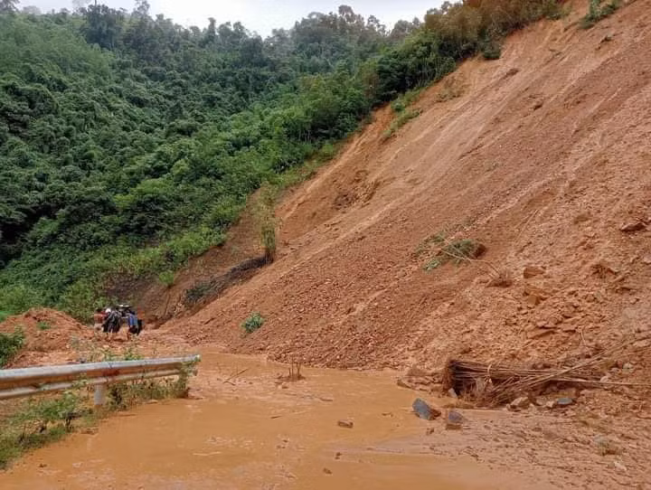 Sạt lở đất do mưa lớn chia cắt nhiều tuyến đường tại huyện Tương Dương, Nghệ An. Ảnh: NTCC.
