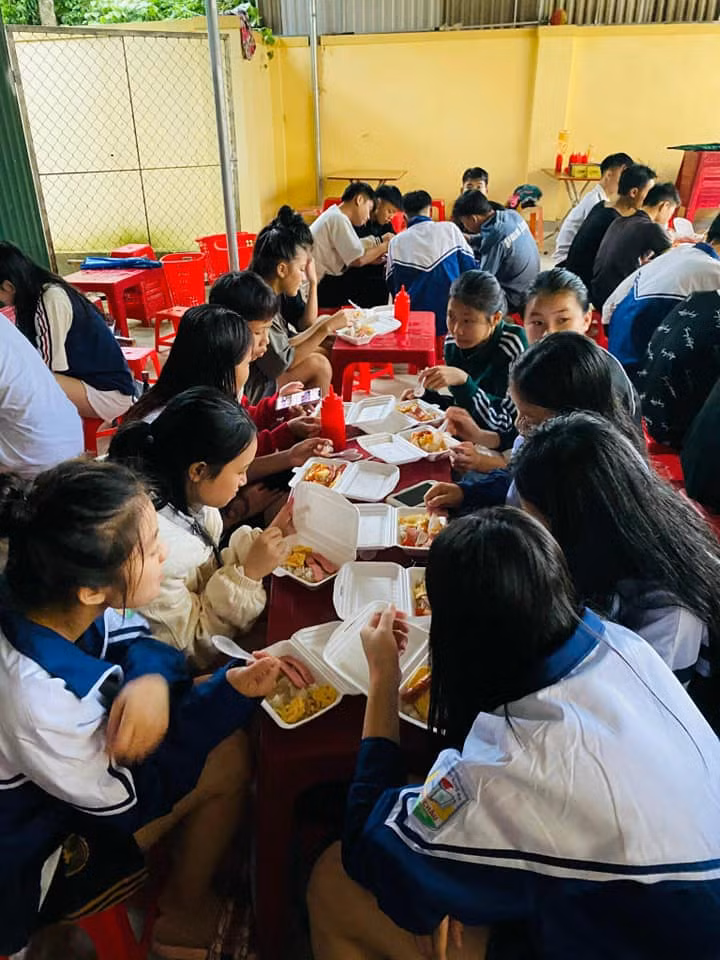 Trước mắt, học sinh tạm trú đã được sơ tán vào Trường THPT Quỳ Châu, và được nhà trường lo chỗ ở, sinh hoạt, và ăn uống miễn phí. Ảnh: NTCC.