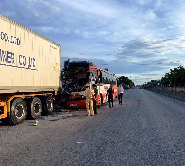 Chiếc xe du lịch đâm phải xe đầu kéo đỗ bên đường