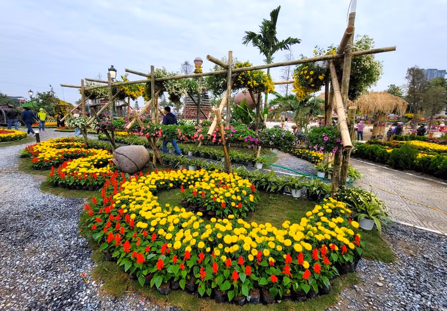 Lễ hội là cuộc so tài trang trí, tạo tiểu cảnh bằng các loại hoa vốn là thế mạnh của người dân, cùng các nghệ nhân trồng cây cảnh xã Xuân Quan.