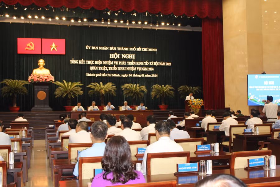 Toàn cảnh hội nghị tổng kết tình hình kinh tế - xã hội năm 2023 và triển khai nhiệm vụ kinh tế - xã hội năm 2024 của UBND TPHCM. (Ảnh: Thành Nhân)