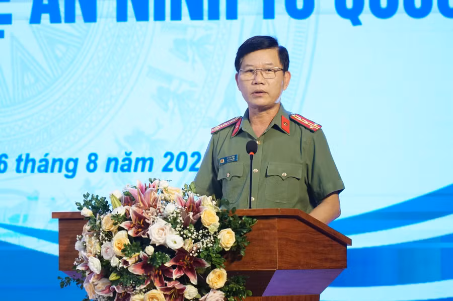 Đại tá Lê Văn Thái - Phó Giám đốc Công an tỉnh Nghệ An đề nghị Trường ĐH Vinh tiếp tục phối hợp với lực lượng công an trên địa bàn trong thực hiện nhiệm vụ bảo vệ an ninh Tổ quốc. Đại tá Lê Văn Thái - Phó Giám đốc Công an tỉnh Nghệ An đề nghị Trường ĐH Vinh tiếp tục phối hợp với lực lượng công an trên địa bàn trong thực hiện nhiệm vụ bảo vệ an ninh Tổ quốc.