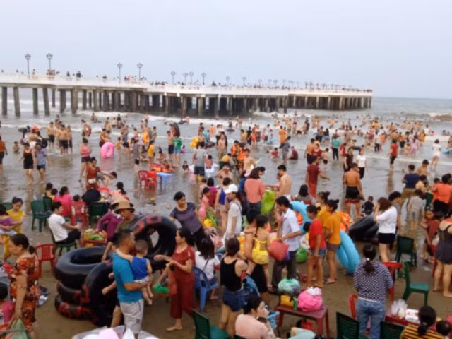 Khu du lịch Hải Tiến thu hút rất đông khách đến tắm biển vào mùa hè.
