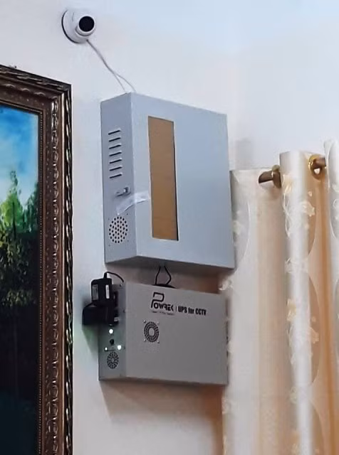 Thiết bị camera an ninh được treo và niêm phong nghiêm ngặt trong phòng bảo mật đề thi.