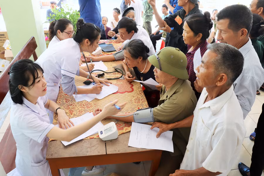 Người dân được đo huyết áp