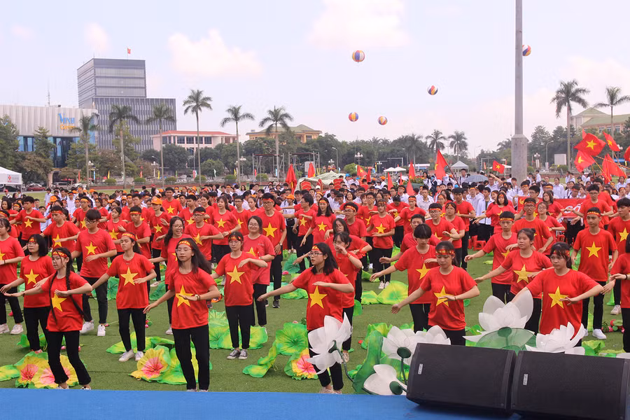 Các bạn học sinh đâng đốt nóng không khí đầu cầu Nghệ An