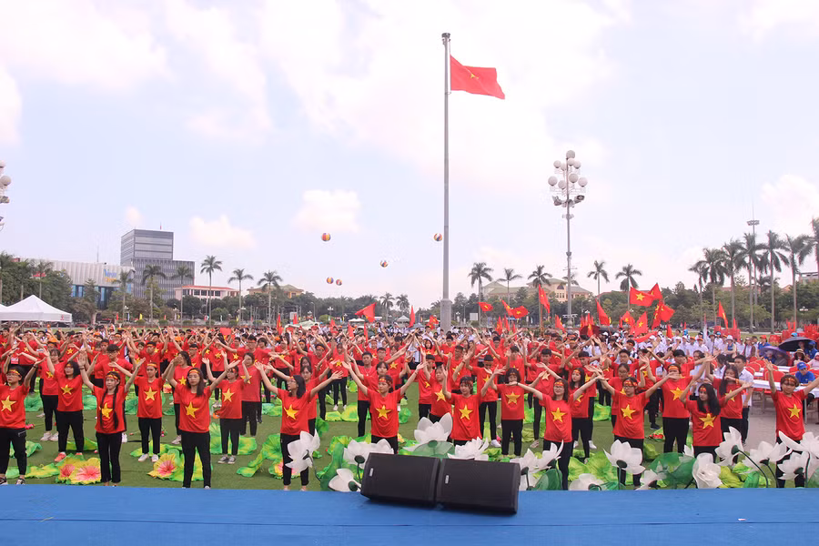 Các bạn học sinh tại đầu cầu Nghệ An chuẩn bị màn nhảy flashmob ấn tượng trước khi Chung kết Đường lên đỉnh Olympia 2019 chính thức bắt đầu
