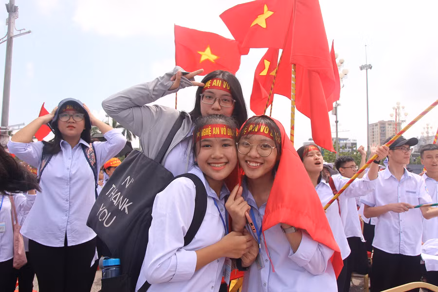 Đông đảo học sinh mang theo băng rôn, cờ đỏ sao vàng đến Quảng trường Hồ Chí Minh để diễn tập cổ vũ cho Trần Thế Trung và các nhà leo núi khác