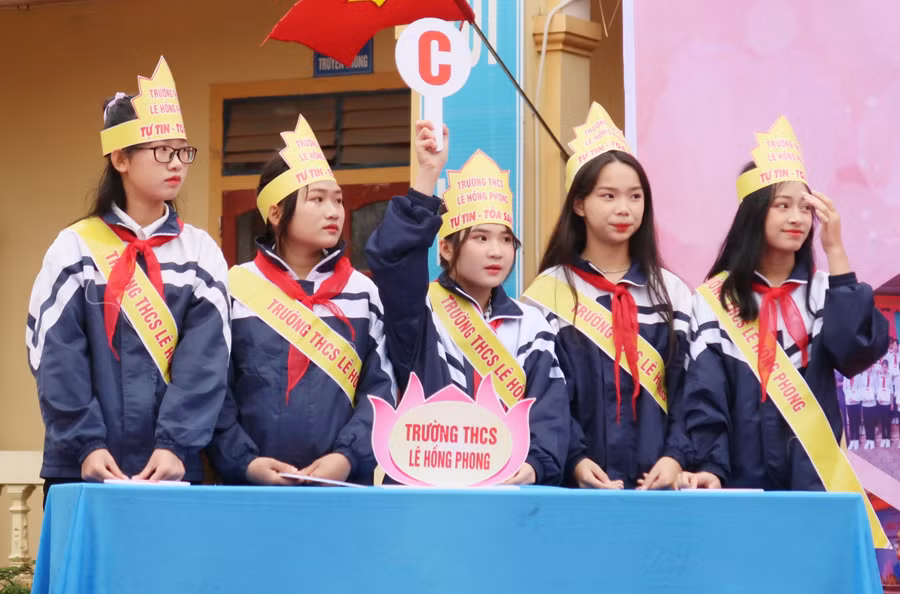 Đội thi tham gia phần kiến thức. Ảnh: Hồ Lài. Đội thi tham gia phần kiến thức. Ảnh: Hồ Lài.