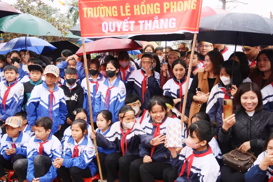 Khán giả cổ vũ cho các đội thi. Ảnh: Hồ Lài. Khán giả cổ vũ cho các đội thi. Ảnh: Hồ Lài.
