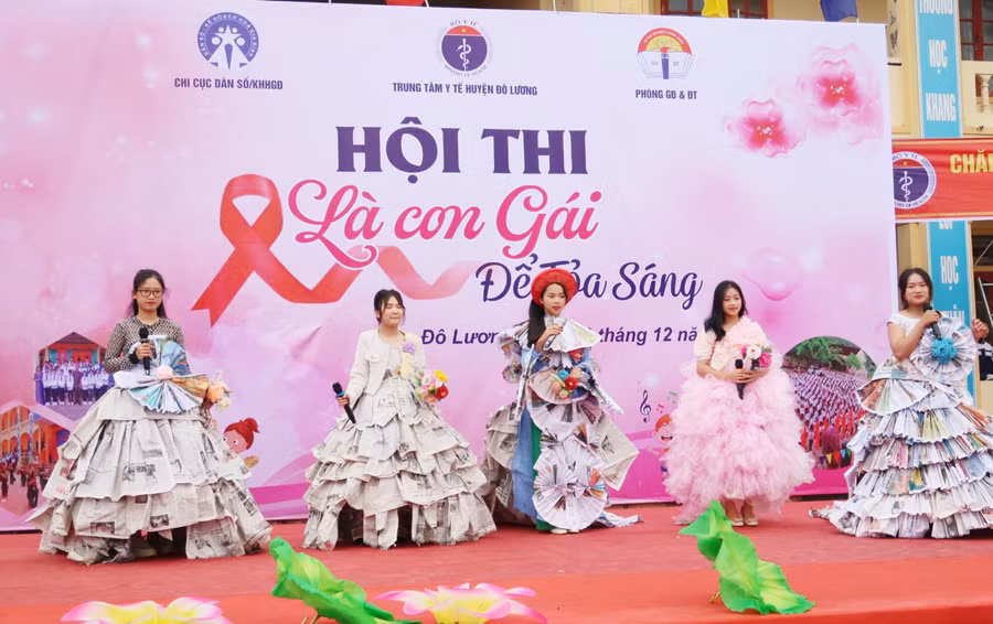 Phần thi năng khiếu với màn trình diễn thời trang được sáng tạo từ chất liệu giấy báo. Ảnh: Hồ Lài. Phần thi năng khiếu với màn trình diễn thời trang được sáng tạo từ chất liệu giấy báo. Ảnh: Hồ Lài.