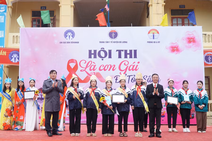 Đại diện Tổng cục và Chi cục DS-KHHGĐ tỉnh Nghệ An trao giải Nhất tập thể cho Trường THCS Lê Hồng Phong. Ảnh: Hồ Lài. Đại diện Tổng cục và Chi cục DS-KHHGĐ tỉnh Nghệ An trao giải Nhất tập thể cho Trường THCS Lê Hồng Phong. Ảnh: Hồ Lài.