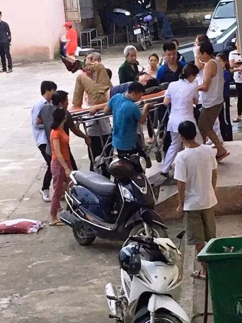Chiến sĩ Biên phòng được đưa vào bệnh viện cấp cứu. Ảnh: Người dân cung cấp. Chiến sĩ Biên phòng được đưa vào bệnh viện cấp cứu. Ảnh: Người dân cung cấp.