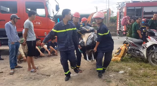 Lực lượng công an tham gia cứu hộ, cứu nạn sau vụ tai nạn.