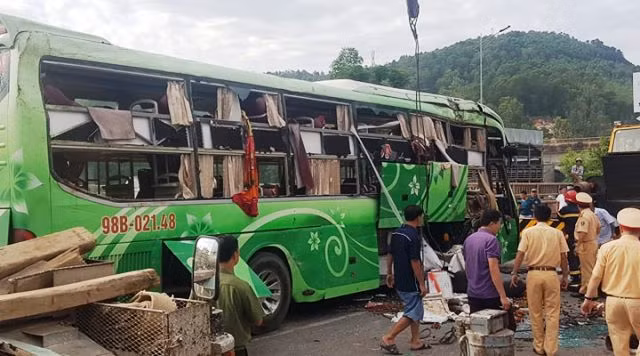 Chiếc xe khách được trục vớt lên mặt đường.