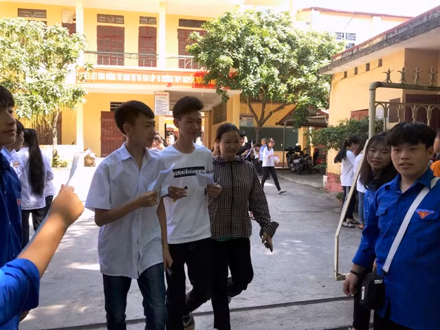Nhiều thí sinh với tâm trạng thoải mái rời phòng thi Nhiều thí sinh với tâm trạng thoải mái rời phòng thi