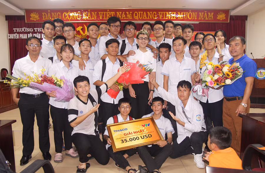 Tập thể lớp 12A3 chuyên Vật lý, Trường THPT chuyên Phan Bội Châu ăn mừng chiến thắng của Trần Thế Trung.