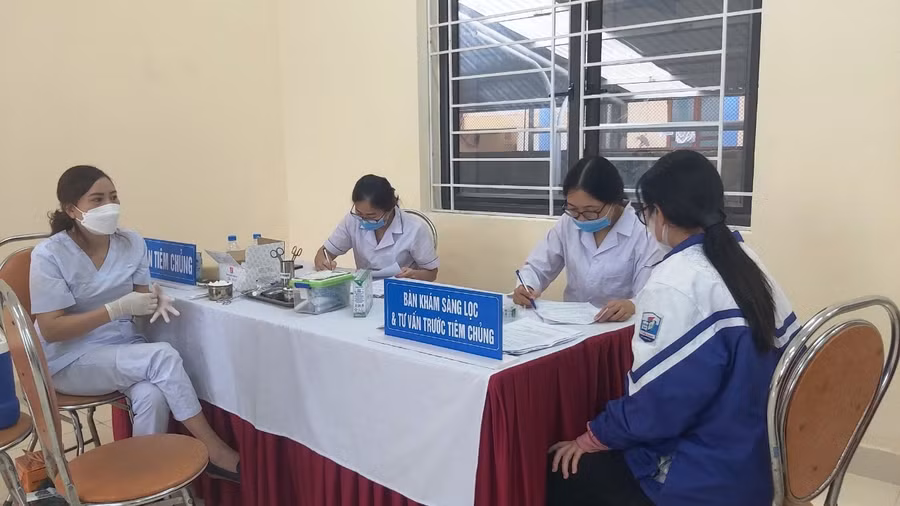 Khám sàng lọc trước khi tiêm vắc xin phòng Covid-19 cho học sinh ở Thanh Hóa.