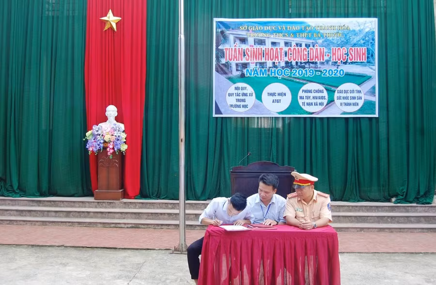 Học sinh kí cam kết không vi phạm giao thông.