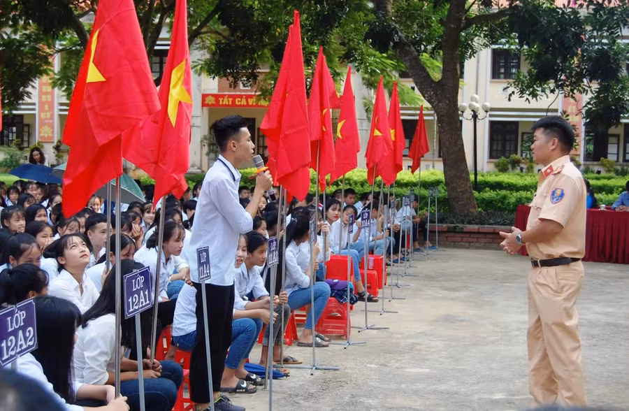 Lực lượng CSGT Công an huyện Bá Thước tuyên truyên cho HS hiểu, thực hiện Luật Giao thông.