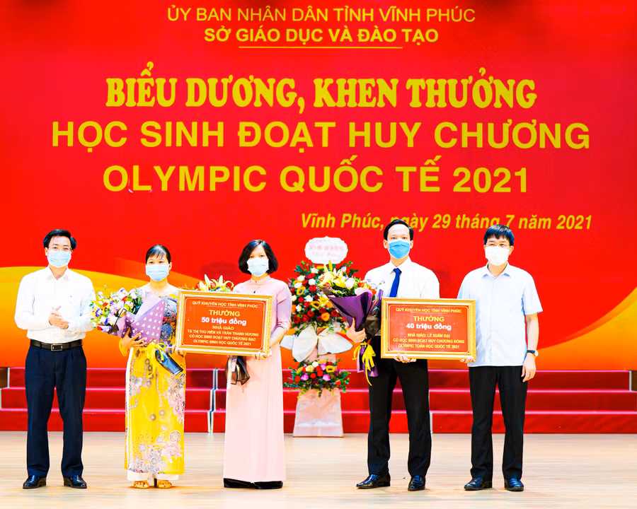 Ông Nguyễn Văn Huyến Giám đốc Sở GD&amp;ĐT Vĩnh Phúc (ngoài cùng bìa trái) trao thưởng của Quỹ - Hội khuyến học tỉnh Vĩnh Phúc cho các thầy cô giáo có học sinh đoạt giải Olympic năm 2021