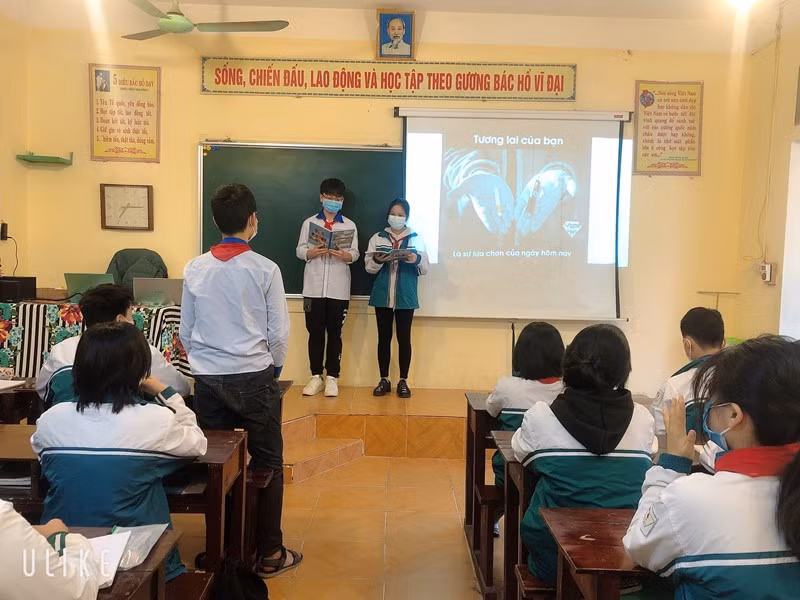 Học sinh Trường THCS Lâm Thao được tuyên truyền về tác hại của thuốc lá.