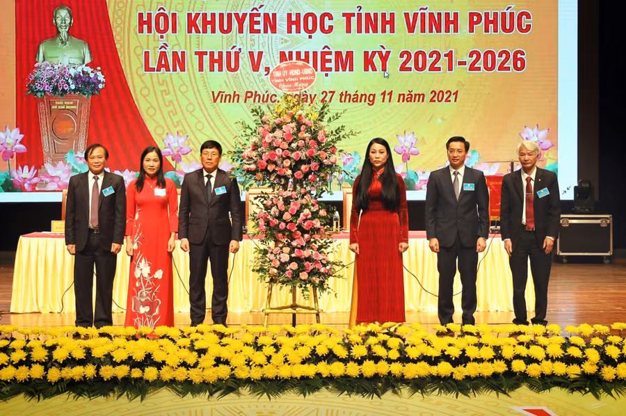 Bí thư Tỉnh ủy Vĩnh Phúc Hoàng Thị Thúy Lan tặng hoa chúc mừng Đại hội Hội khuyến học tỉnh nhiệm kỳ 2021-2025