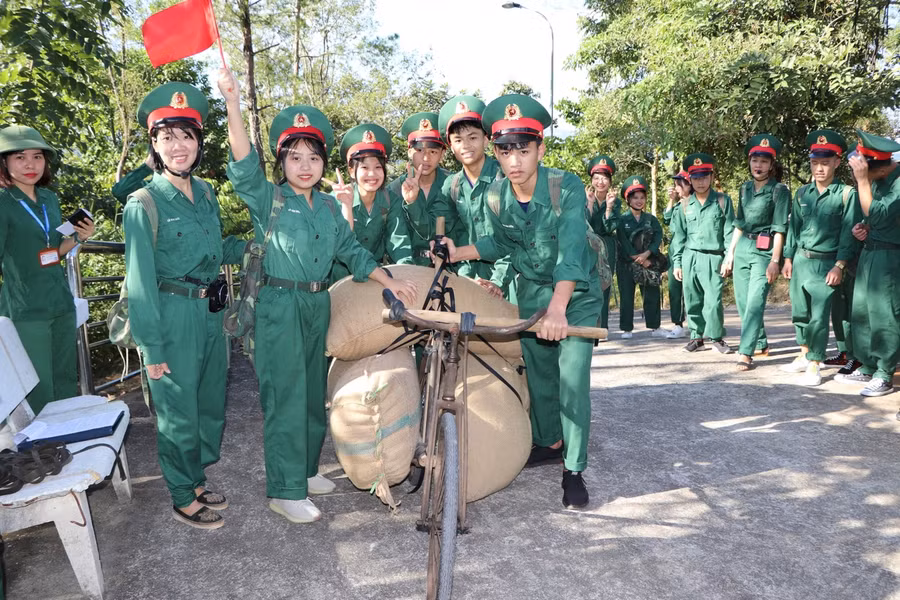 Học sinh hào hứng với trải nghiệm đẩy xe đạp thồ.