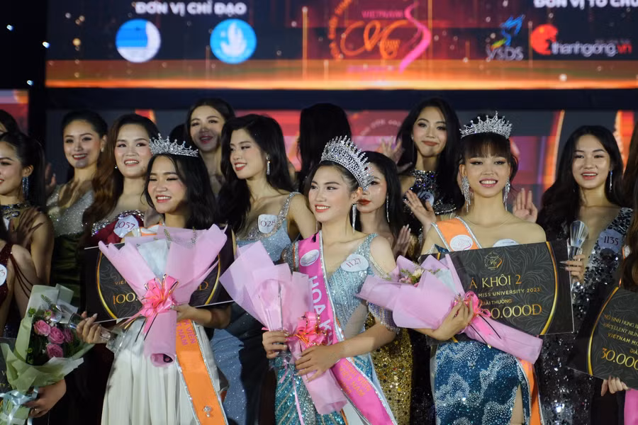 Hoa khôi và 2 á khôi cuộc thi Hoa khôi Sinh viên Việt Nam 2023. Ảnh: Quốc Hoàng Hoa khôi và 2 á khôi cuộc thi Hoa khôi Sinh viên Việt Nam 2023. Ảnh: Quốc Hoàng