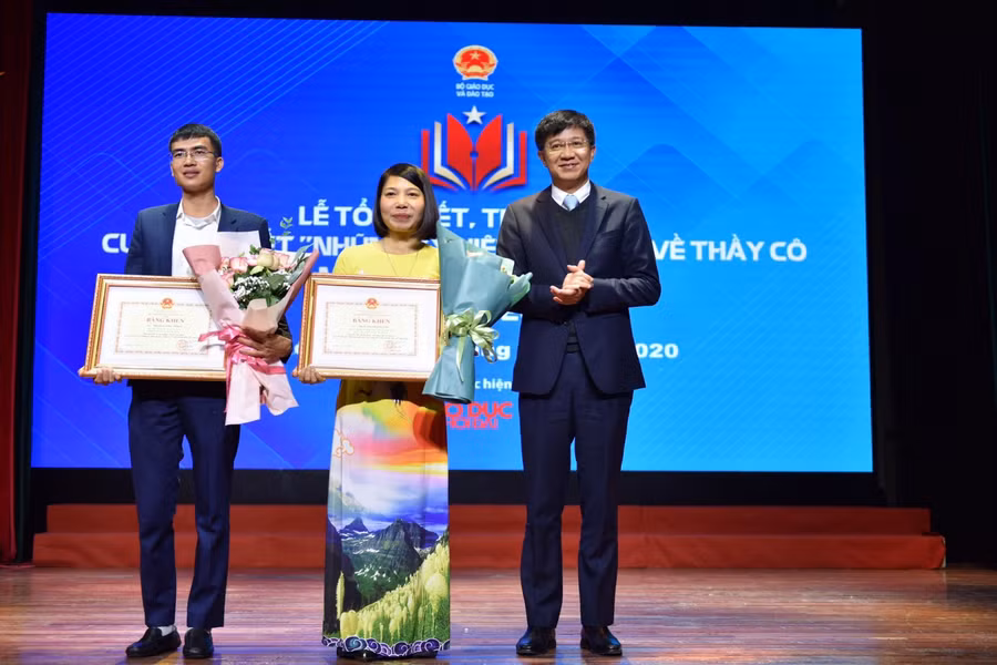 Ông Trịnh Xuân Hiếu, Vụ trưởng Vụ Thi đua – Khen thưởng (Bộ GD-ĐT) trao giải cho các tác giả đạt giải Nhì.