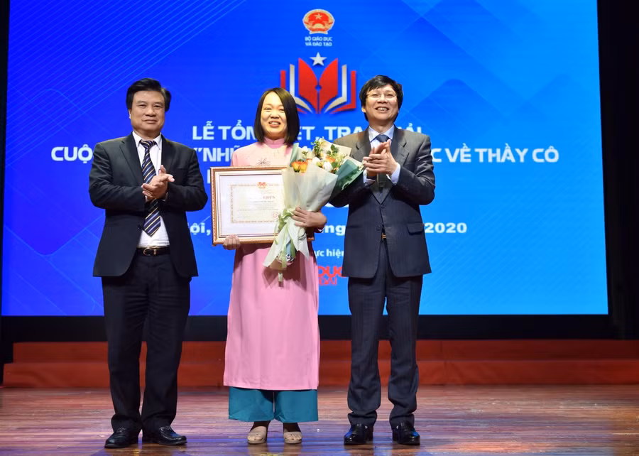 Ông Nguyễn Hữu Độ, Thứ trưởng Bộ GD-ĐT; Ông Hồ Quang Lợi, Phó Chủ tịch thường trực Hội Nhà báo Việt Nam trao giải Nhất