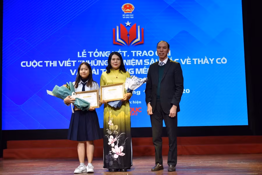 Ông Đặng Văn Bình, Phó Cục trưởng phụ trách Cục Nhà giáo và Cán bộ quản lý GD trao giải cho các tác giả đạt giải Ba