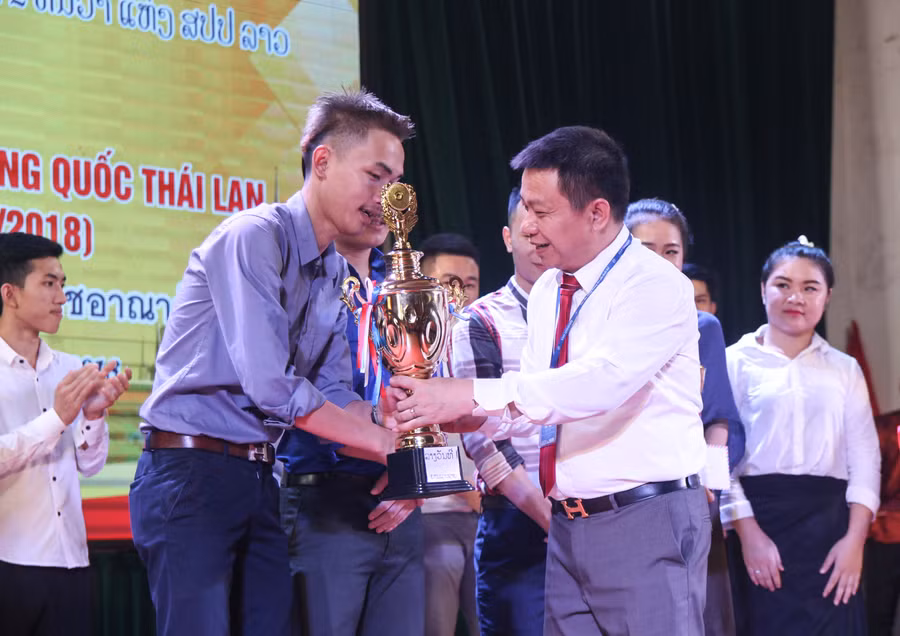 Trao cúp và giải thưởng cho các đội tham gia giao lưu văn hóa thế thao chào mừng Quốc khánh 2 nước Trao cúp và giải thưởng cho các đội tham gia giao lưu văn hóa thế thao chào mừng Quốc khánh 2 nước