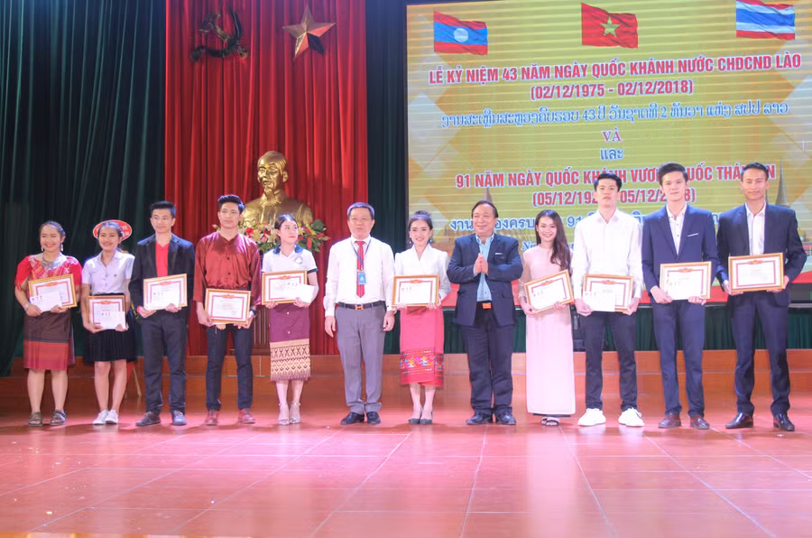 Khen thưởng 10 du học sinh Lào và Thái Lan Khen thưởng 10 du học sinh Lào và Thái Lan